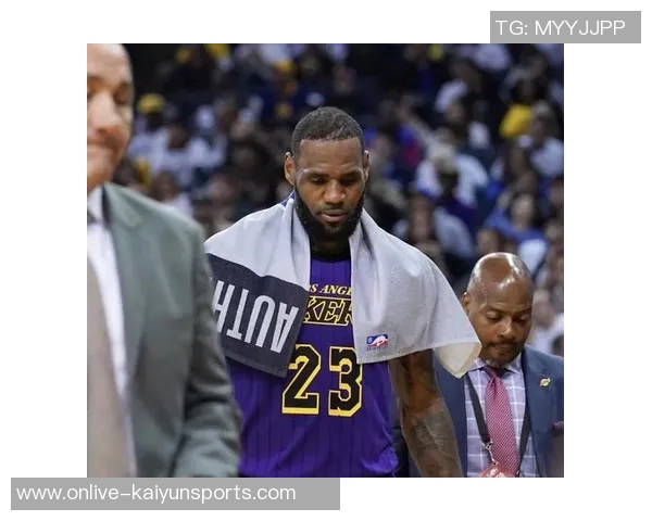 卡斯尔与文班训练赛中膝盖相撞受伤初步评估显示伤势并不严重 卡斯尔与文班训练赛中膝盖相撞受伤初步评估显示伤势并不严重