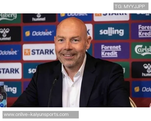 丹麦主帅赞霍伊伦在那不勒斯表现出色队友们乐于给予支持与帮助