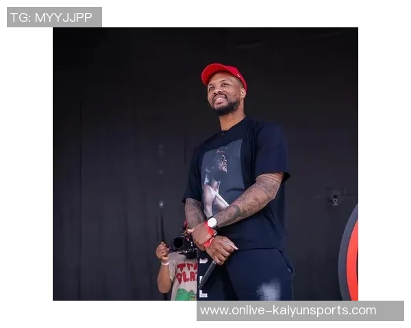 开拓者社区活动精彩瞬间杨瀚森与利拉德亲密互动回馈球迷