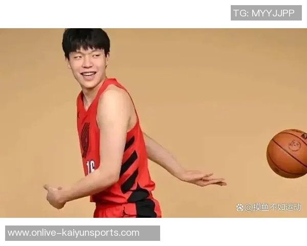 杨瀚森全力以赴拼抢与亚当斯相撞意外摔倒引发关注